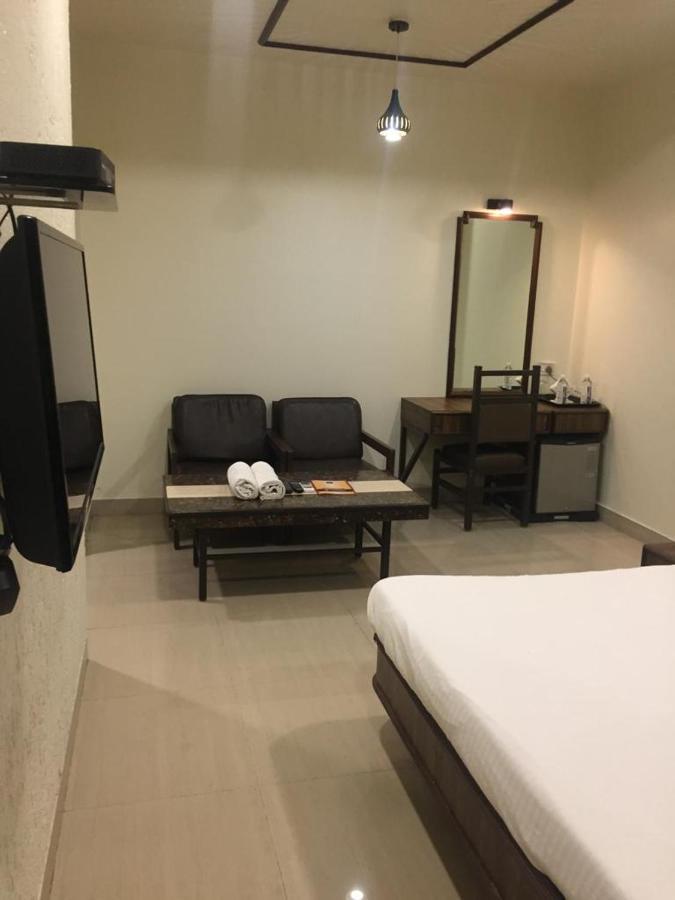 Hotel Jawahar Ulhāsnagar Eksteriør billede